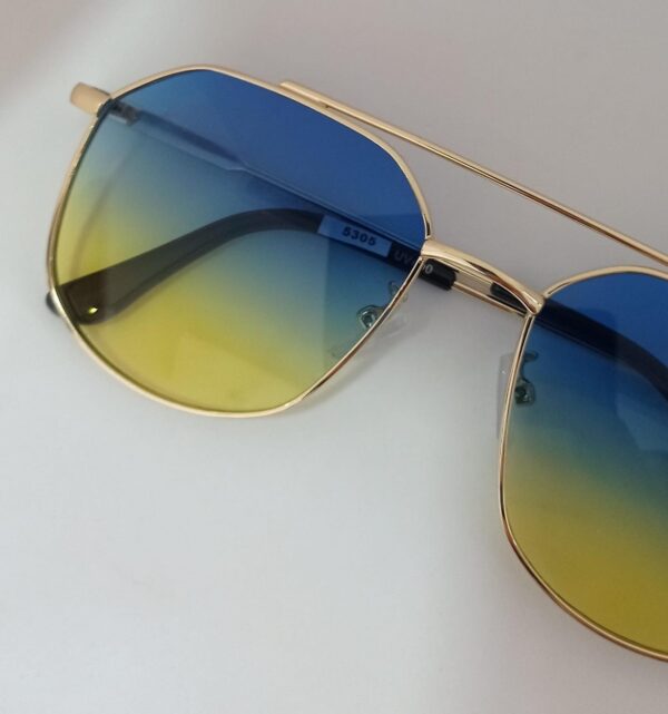 Óculos em Metal Dourado com lente degradê azul/amarelo - F394